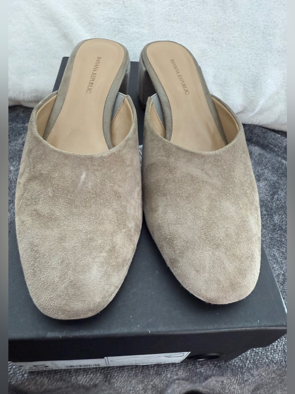 Women’s Banana Republic Tan Suede Mules Size 7.5 Mid Block Heel - Picture 6 of 10